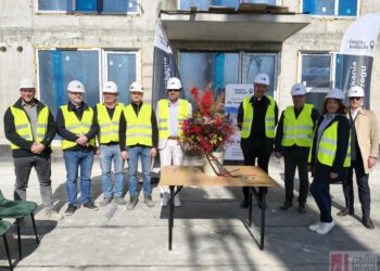 Tarnobrzeg. Wiecha zawieszona. Czas na prace wykończeniowe w bloku przy ulicy Św. Barbary