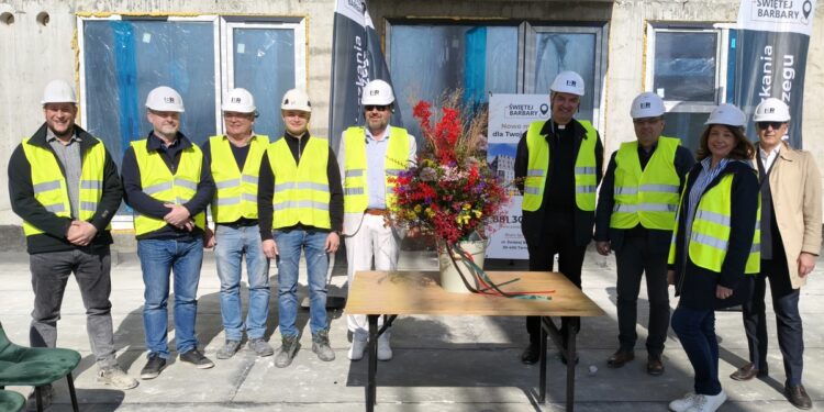 Tarnobrzeg. Wiecha zawieszona. Czas na prace wykończeniowe w bloku przy ulicy Św. Barbary