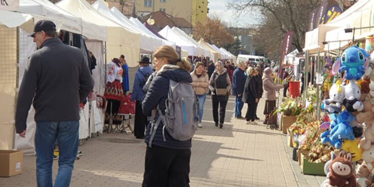 Tarnobrzeg. Trwa Jarmark Wielkanocny