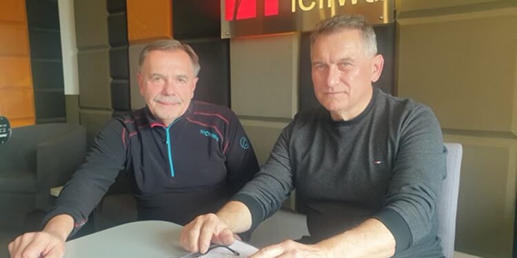 Adam Biernat przedstawiciel Stowarzyszenia Mokrzyszów oraz Stanisław Bochniewicz emerytowany pracownik UM Tarnobrzega