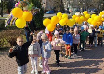 Tarnobrzeg. Najmłodsi witają wiosnę. Kolorowy pochód w mieście