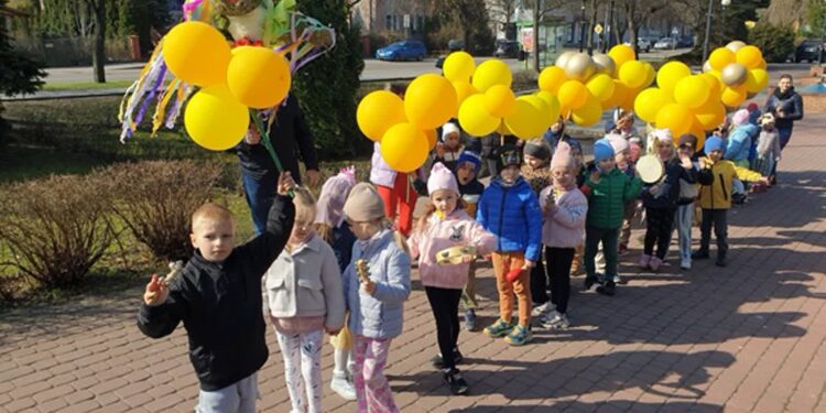 Tarnobrzeg. Najmłodsi witają wiosnę. Kolorowy pochód w mieście