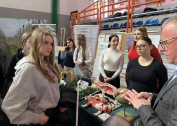 Sandomierz: Tłumy na giełdzie szkół