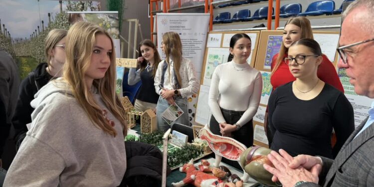 Sandomierz: Tłumy na giełdzie szkół