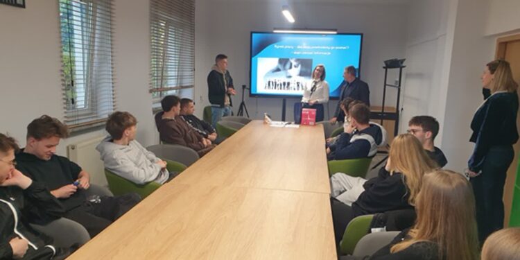 Tarnobrzeg. Maturzyści z Nowej Dęby poznają rynek pracy