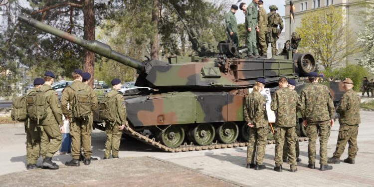 Stalowa Wola: Ruszyły dwudniowe Wojskowe Targi Służby i Pracy
