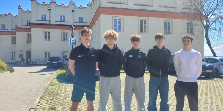 Sandomierz: Licealiści skonstruowali smart doniczkę i wygrali indeksy na Politechnikę