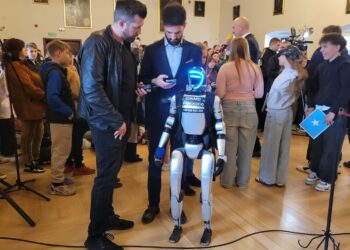 Sandomierz: Tłumy dzieci przyszły zobaczyć humanoidalnego robota