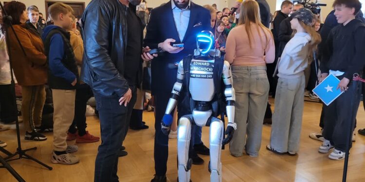 Sandomierz: Tłumy dzieci przyszły zobaczyć humanoidalnego robota