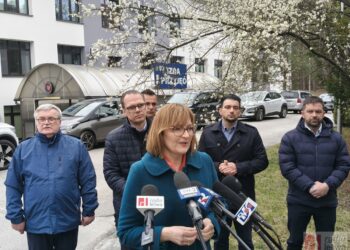 Nowa Dęba. PiS krytykuje plany zamknięcia oddziałów w szpitalu