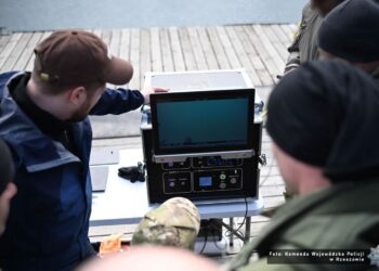 Tarnobrzeg: Kontrterroryści na Jeziorze Tarnobrzeskim – szkolili się z obsługi podwodnego drona [ZDJĘCIA]