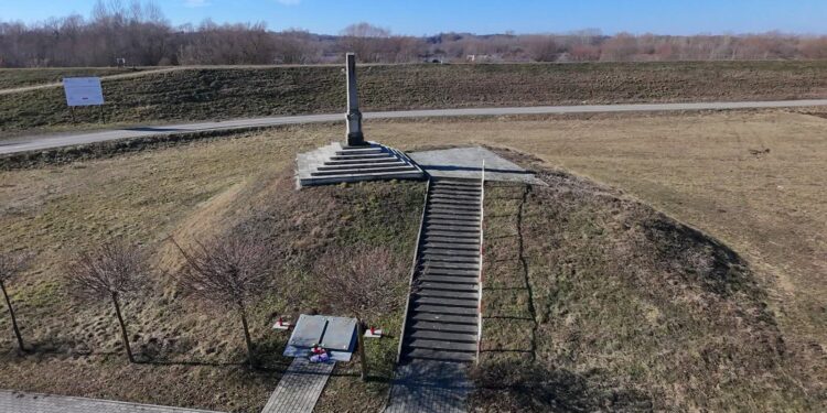 Gorzyce. Zabytkowy obelisk odzyska dawny blask