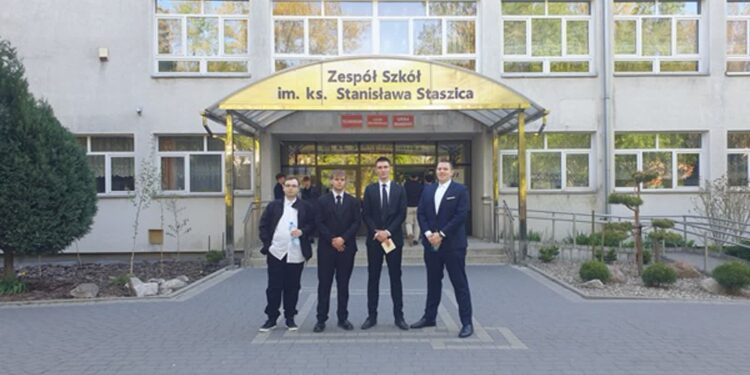 Tarnobrzeg. Pierwszy dzień matur. Uczniowie piszą język polski