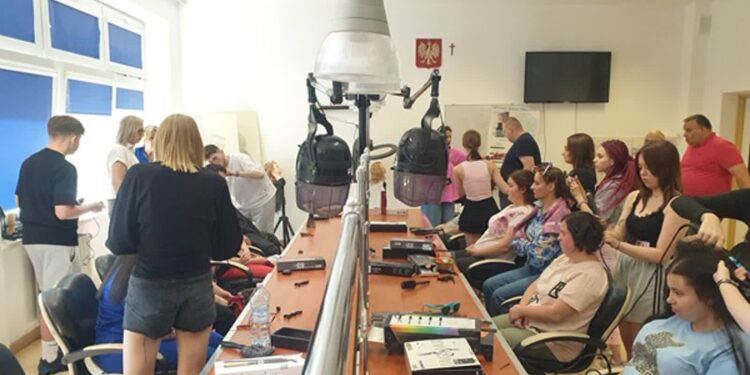 Tarnobrzeg. Strzyżenie, stylizacja i integracja w ZS nr 1