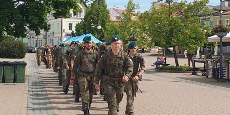 Tarnobrzeg. Marsz „Konary” już na trasie. Uczestnicy upamiętniają legionistów Piłsudskiego