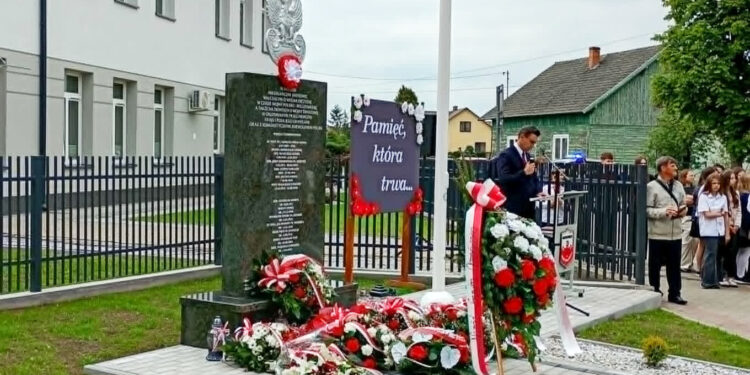 Jastkowice: Odsłonili pomnik upamiętniający jastkowickich bohaterów