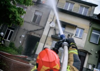 Ostrowiec Św.: Trwa dogaszanie ognia przy ul. Sandomierskiej