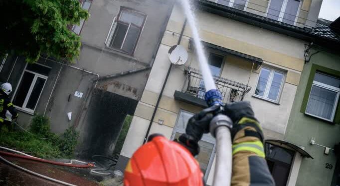 Ostrowiec Św.: Trwa dogaszanie ognia przy ul. Sandomierskiej
