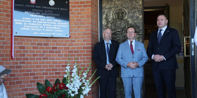 Mielec: Odsłonięcie tablicy memoratywnej pamięci mieleckich sędziów…