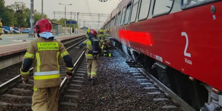 Dębica: Pożar wagonu na stacji. Wstrzymano ruch pociągów