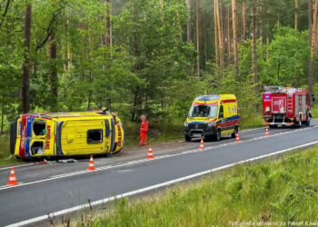 Jamnica: Dachowanie karetki na DW871 – nikt nie ucierpiał