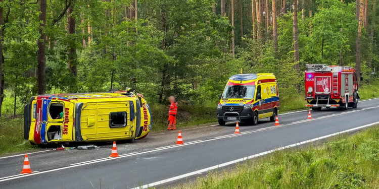 Jamnica: Dachowanie karetki na DW871 – nikt nie ucierpiał