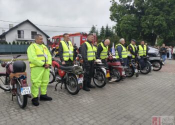 Grębów. Zabytkowymi motocyklami jadą nad Bałtyk. W szczytnym celu