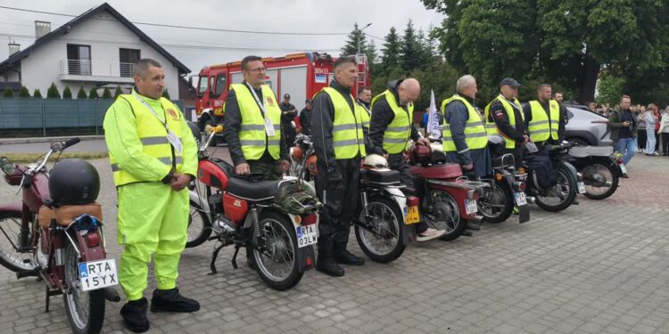 Grębów. Zabytkowymi motocyklami jadą nad Bałtyk. W szczytnym celu