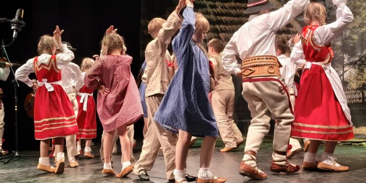 Baranów Sandomierski. Dziecięcy folklor na scenie po raz 32