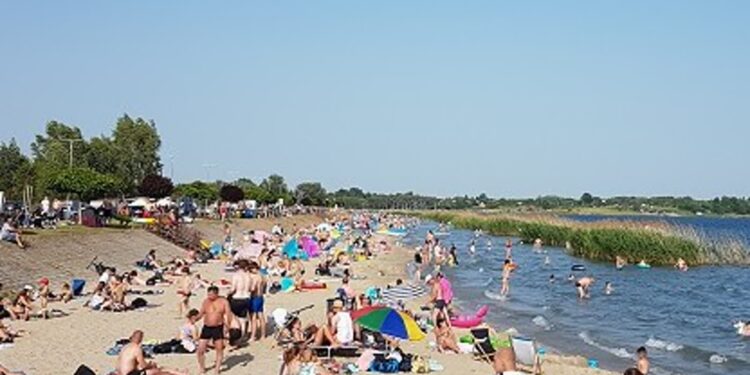 Tarnobrzeg. Mandaty, pouczenia i poszukiwania dzieci. Intensywny weekend służb nad jeziorem