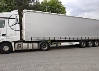 Połaniec: Zderzenie z latarnią i szybka reakcja świadków – nietrzeźwy kierowca nie wyjechał na drogę