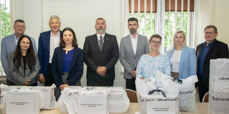 Nowa Dęba. Dezamet wsparł szkoły