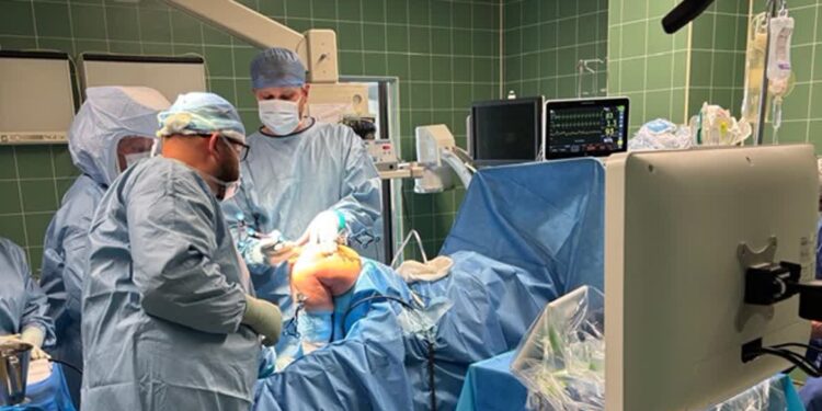Tarnobrzeg. Robot na sali operacyjnej w szpitalu. Pacjenci szybciej wracają do sprawności