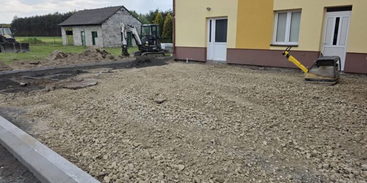Wadowice Górne: Trwa przebudowa placu przy remizie Ochotniczej Straży Pożarnej.
