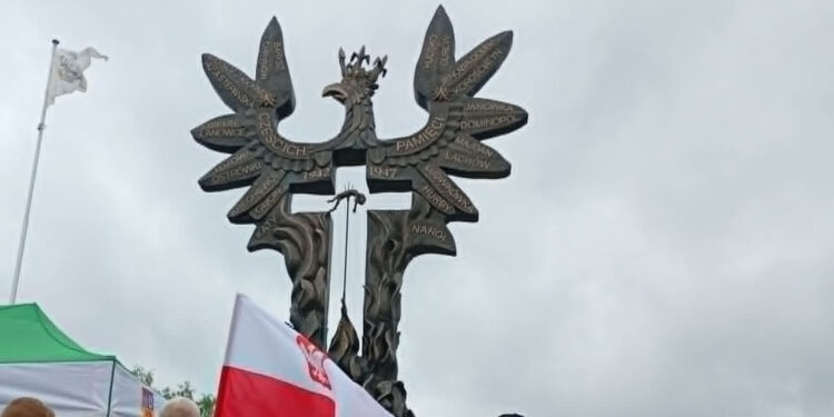 Domostawa: Uroczystości pod Pomnikiem 'Rzeż Wołyńska’ i odsłonięta ściana pamięci