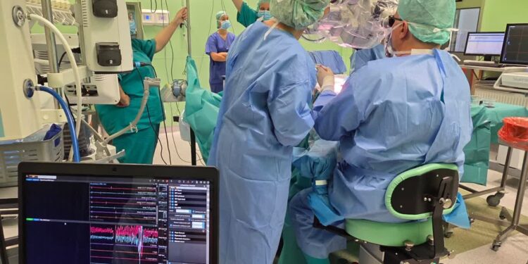 Mielec: Wyjątkowa precyzja operacji mózgu dzięki dokładnej kontroli śródoperacyjnej