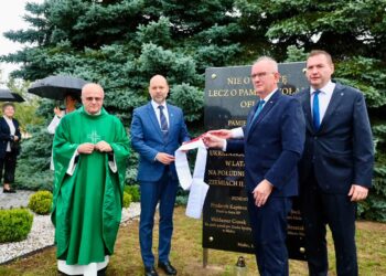 Mielec: W Mielcu stanęła tablica pamięci upamiętniająca Polaków – ofiary ludobójstwa