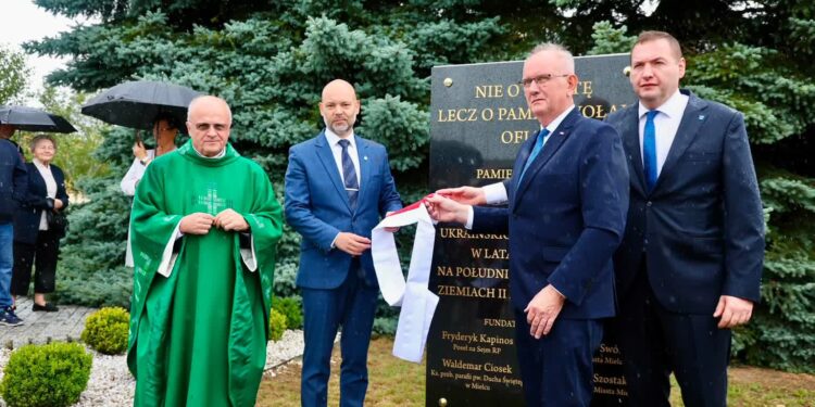 Mielec: W Mielcu stanęła tablica pamięci upamiętniająca Polaków – ofiary ludobójstwa