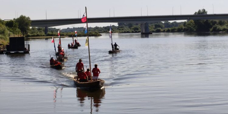 Sandomierz. Wodnicacy płyną Wisłą do stolicy. Uczczą rocznicę wybuchu Powstania Warszawskiego