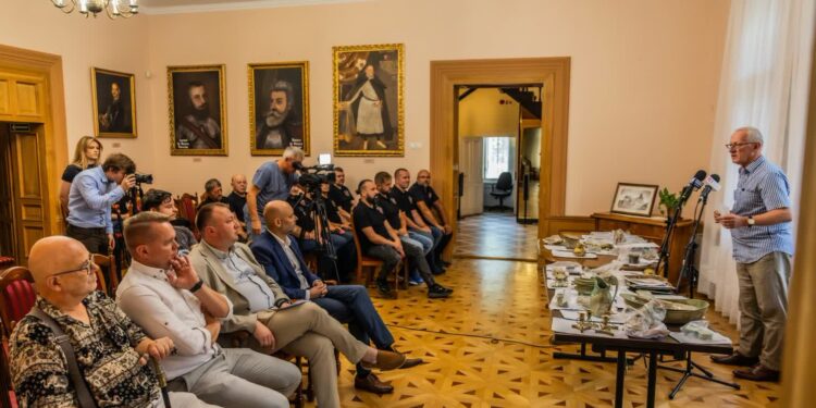 Mielec: Historyczne odkrycie na ziemi mieleckiej – Skarb Chorzelowski