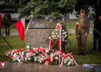 Stalowa Wola: Obchody Pamięci Ofiar Rzezi Wołyńskiej w ulewnym deszczu. Za nai II Marsz Pamięci