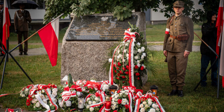 Stalowa Wola: Obchody Pamięci Ofiar Rzezi Wołyńskiej w ulewnym deszczu. Za nami II Marsz Pamięci