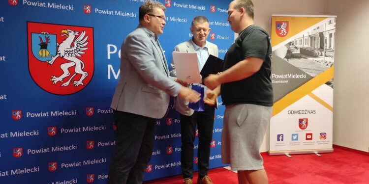 Mielec: Zarząd Powiatu Mieleckiego przyznał stypendia sportowe dla najzdolniejszych zawodników
