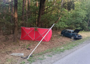 Staszów: Tragiczny wypadek w Wólce Żabnej – nie żyje 22-latek, 18-latek w stanie krytycznym