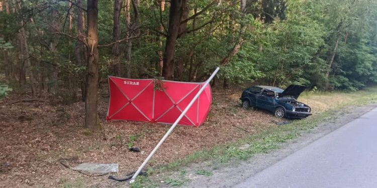 Staszów: Tragiczny wypadek w Wólce Żabnej – nie żyje 22-latek, 18-latek w stanie krytycznym