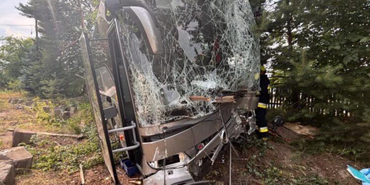 Stale. Autobus uderzył w ogrodzenie zakładu. Kierowca trafił pod opiekę ratowników