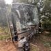 Stale. Autobus uderzył w ogrodzenie zakładu. Kierowca trafił pod opiekę ratowników