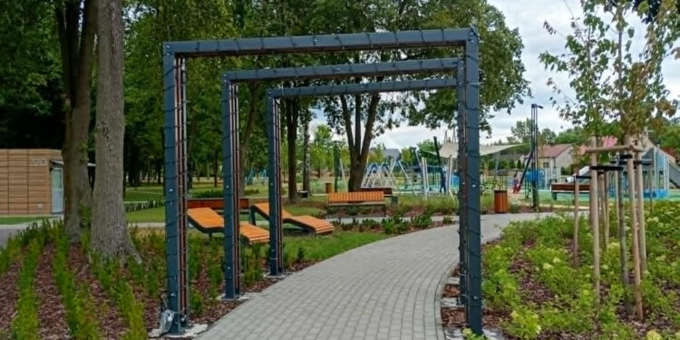 Jeżowe: Park po modernizacji atrakcją dla mieszkańców