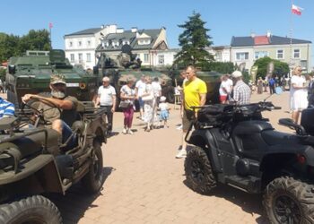 Tarnobrzeg. Defilada, sprzęt wojskowy i odznaczenia podczas Święta 3 PBOT