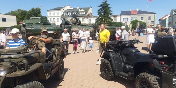 Tarnobrzeg. Defilada, sprzęt wojskowy i odznaczenia podczas Święta 3 PBOT